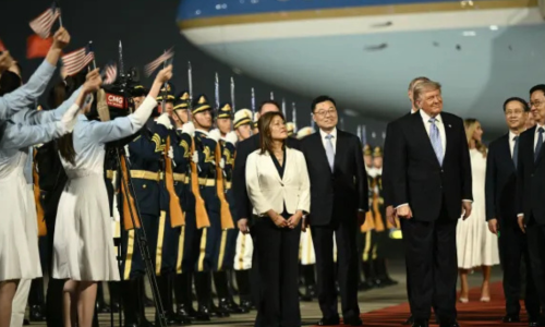 Trump chega à China para reunião de cúpula com Xi Jinping e foco em tensões globais