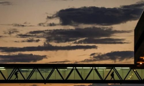 Estudantes caminham pelo campus da UMass Boston na noite de quinta-feira. Erin Clark/The Boston Globe
