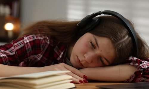 Adolescentes estão dormindo menos do que nunca — e as telas não são as principais culpadas