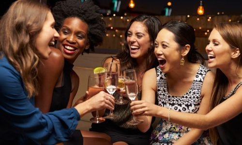 🎭✨De purpurina a taças: Boston vive um final de semana “divinamente” inesquecível! 🍇💫