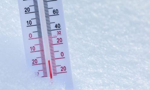 Frio intenso e ventos fortes castigam Massachusetts nesta sexta; neve chega na madrugada de domingo