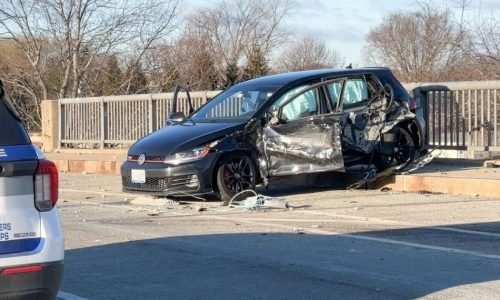 Caminhão basculante despenca de viaduto em Boston após colisão; Saída 131 da Mass Pike está fechada