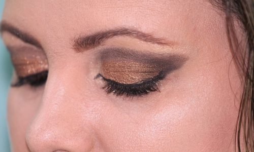 Close de olho com esfumado escuro e sombra metálica, maquiagem de festa