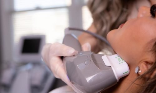 Paciente realizando tratamento facial com tecnologia de ultrassom avançado na clínica Hein Esthetics, sob os cuidados de Elisangela Hein.