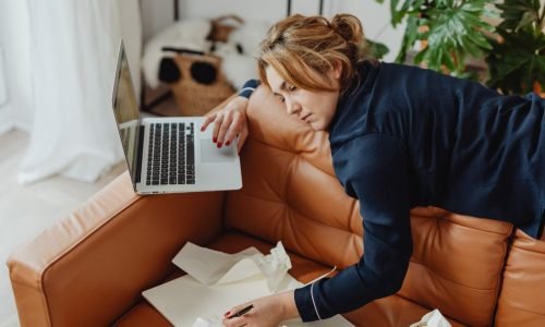 Esgotado, mas eficiente: A sobrevivência silenciosa do imigrante na América