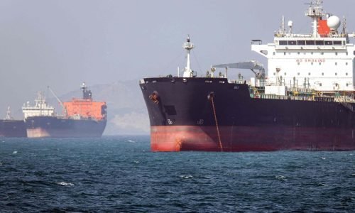 Irã anuncia cobrança de taxa para navios no Estreito de Ormuz após tensões com os EUA
