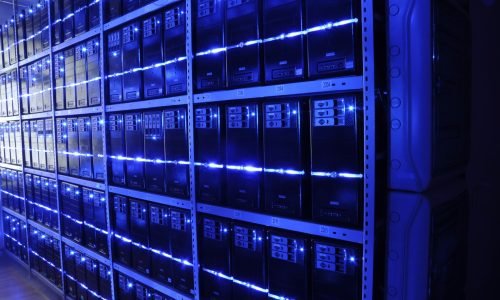 Sala de servidores de centro de dados, onde rodam os sites afetados pela falha no PHP