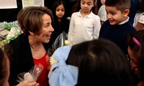 Healey revela plano ambicioso para “reimaginar” o Ensino Médio em Massachusetts