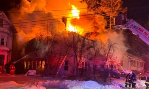 Incêndio de grandes proporções destrói casa em Ware e mobiliza bombeiros de 10 cidades