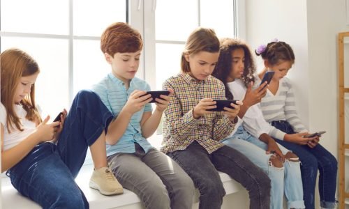 Pesquisa: Maioria dos pais em Massachusetts apoia proibição de celulares nas escolas, mas exige canal de comunicação