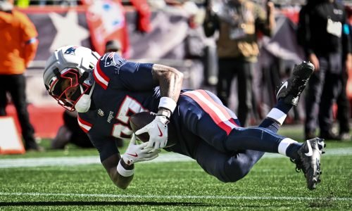 Romeo Doubs dos Patriots mergulha para completar uma recepção