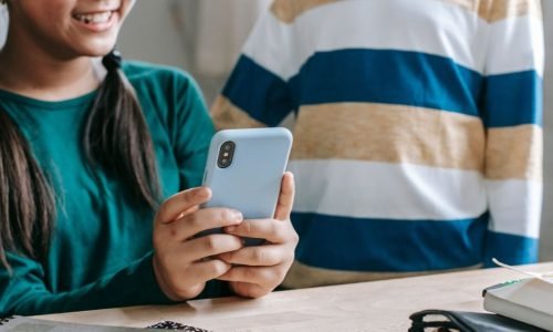 Escolas Públicas de Boston Propõem Proibição Total de Celulares e Dispositivos Eletrônicos