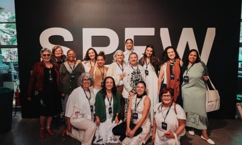 Grupo de bordadeiras de Paraty na SPFW Academy