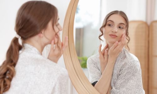 Pele, Emoção e Hormônios: Por Que a Nossa Vida Interior Aparece no Rosto