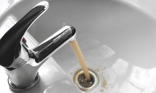 Massachusetts declara estado de emergência após moradores relatarem “água marrom” e contaminação