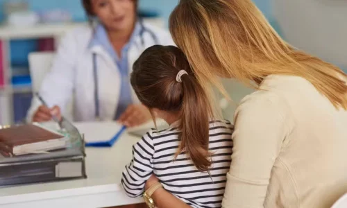 Pediatras recomendam triagens anuais de saúde mental para crianças nos EUA